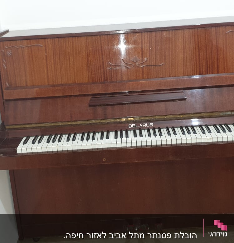 פסנתר עומד בחדר ליד דלת עץ